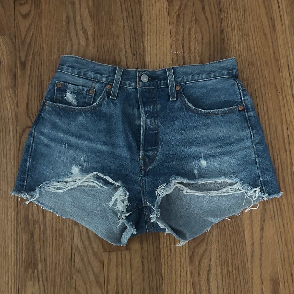 Levi’s Jean shorts medium wash size 28